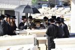 כ"ק אדמו"ר מוויזניץ שליט"א איז מתפלל ביים קבר פון אמו הרבנית מוויזניץ ע"ה אין טאג פונעם יארצייט 