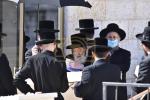 כ"ק אדמו"ר מוויזניץ שליט"א איז מתפלל ביים קבר פון אמו הרבנית מוויזניץ ע"ה אין טאג פונעם יארצייט 