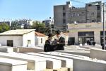 כ"ק אדמו"ר מוויזניץ שליט"א איז מתפלל ביים קבר פון אמו הרבנית מוויזניץ ע"ה אין טאג פונעם יארצייט 