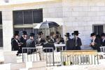 כ"ק אדמו"ר מוויזניץ שליט"א איז מתפלל ביים קבר פון אמו הרבנית מוויזניץ ע"ה אין טאג פונעם יארצייט 