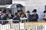 כ"ק אדמו"ר מוויזניץ שליט"א איז מתפלל ביים קבר פון אמו הרבנית מוויזניץ ע"ה אין טאג פונעם יארצייט 