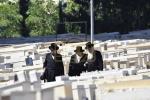 כ"ק אדמו"ר מוויזניץ שליט"א איז מתפלל ביים קבר פון אמו הרבנית מוויזניץ ע"ה אין טאג פונעם יארצייט 