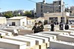 כ"ק אדמו"ר מוויזניץ שליט"א איז מתפלל ביים קבר פון אמו הרבנית מוויזניץ ע"ה אין טאג פונעם יארצייט 