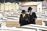 כ"ק אדמו"ר מוויזניץ שליט"א איז מתפלל ביים קבר פון אמו הרבנית מוויזניץ ע"ה אין טאג פונעם יארצייט 