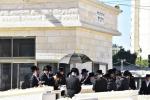כ"ק אדמו"ר מוויזניץ שליט"א איז מתפלל ביים קבר פון אמו הרבנית מוויזניץ ע"ה אין טאג פונעם יארצייט 