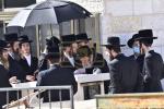 כ"ק אדמו"ר מוויזניץ שליט"א איז מתפלל ביים קבר פון אמו הרבנית מוויזניץ ע"ה אין טאג פונעם יארצייט 
