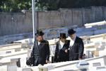 כ"ק אדמו"ר מוויזניץ שליט"א איז מתפלל ביים קבר פון אמו הרבנית מוויזניץ ע"ה אין טאג פונעם יארצייט 
