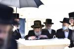 כ"ק אדמו"ר מוויזניץ שליט"א איז מתפלל ביים קבר פון אמו הרבנית מוויזניץ ע"ה אין טאג פונעם יארצייט 