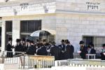 כ"ק אדמו"ר מוויזניץ שליט"א איז מתפלל ביים קבר פון אמו הרבנית מוויזניץ ע"ה אין טאג פונעם יארצייט 