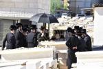כ"ק אדמו"ר מוויזניץ שליט"א איז מתפלל ביים קבר פון אמו הרבנית מוויזניץ ע"ה אין טאג פונעם יארצייט 