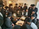 כ"ק אדמו"ר מסאטמאר שליט"א בניחום אבלים אצל משפחת פיליפסאן 