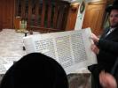 הרה"ח יוסף שלמה פאנפעדער הי"ו ביים געבן א נייע מגילה פאר כ"ק אדמו"ר מבעלזא שליט"א 