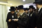 כ"ק אדמו"ר מסערט וויזניץ שליט"א באזוכט אין ביהמ"ד סערט וויזניץ ב"ב 