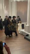 כ"ק אדמו"ר מבאבוב שליט"א איז זיך משתתף ביי א חתונה לאחד מחסידיו 