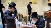 Main image for הגאון רבי שאול אלתר שליט"א ר"י פני מנחם ביים מתפלל זיין אין מערת המכפלה