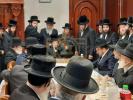 Main image for כ"ק אדמו"ר מסאדיגורא שליט"א ביי א לחיים פאר די משתתפי השיעור דף היומי אין בית המדרש סאדיגורא 