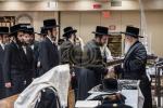 תפילין לייגן פון נכד כ"ק אדמו"ר מבאבוב שליט"א 