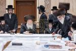 תפילין לייגן פון נכד כ"ק אדמו"ר מבאבוב שליט"א 