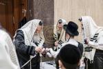 תפילין לייגן פון נכד כ"ק אדמו"ר מבאבוב שליט"א 