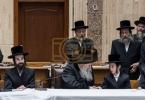 תפילין לייגן פון נכד כ"ק אדמו"ר מבאבוב שליט"א 