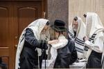 תפילין לייגן פון נכד כ"ק אדמו"ר מבאבוב שליט"א 