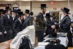 תפילין לייגן פון נכד כ"ק אדמו"ר מבאבוב שליט"א 