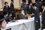 תפילין לייגן פון נכד כ"ק אדמו"ר מבאבוב שליט"א 
