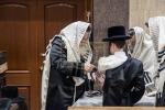 תפילין לייגן פון נכד כ"ק אדמו"ר מבאבוב שליט"א 