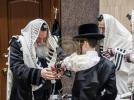 תפילין לייגן פון נכד כ"ק אדמו"ר מבאבוב שליט"א 