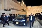 כ"ק אדמו"ר מויזניץ שליט"א ביים כותל המערבי לרגל שמחת החתונה לנכדו החתן