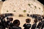 כ"ק אדמו"ר מויזניץ שליט"א ביים כותל המערבי לרגל שמחת החתונה לנכדו החתן