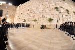 כ"ק אדמו"ר מויזניץ שליט"א ביים כותל המערבי לרגל שמחת החתונה לנכדו החתן