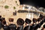 כ"ק אדמו"ר מויזניץ שליט"א ביים כותל המערבי לרגל שמחת החתונה לנכדו החתן