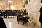 כ"ק אדמו"ר מויזניץ שליט"א ביים כותל המערבי לרגל שמחת החתונה לנכדו החתן