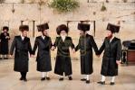 כ"ק אדמו"ר מויזניץ שליט"א ביים כותל המערבי לרגל שמחת החתונה לנכדו החתן