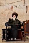 כ"ק אדמו"ר מויזניץ שליט"א ביים כותל המערבי לרגל שמחת החתונה לנכדו החתן