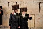 כ"ק אדמו"ר מויזניץ שליט"א ביים כותל המערבי לרגל שמחת החתונה לנכדו החתן