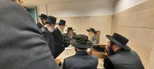 הגה"צ ראש ישיבת סאטמאר בני ברק שליט"א ביים איינלאדענען אדמורים ורבנים צו די שמחת החתונה פון בנו החתן 