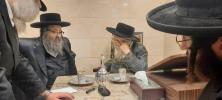 Main image for הגה"צ ראש ישיבת סאטמאר בני ברק שליט"א ביים איינלאדענען אדמורים ורבנים צו די שמחת החתונה פון בנו החתן 