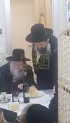 כ"ק אדמו"ר מגור שליט"א איז זיך משתתף ביי א חתונה לאחד מחסידיו 