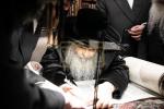 כ"ק אדמו"ר מסאטמאר שליט"א בסיום כתיבת ספר תורה פון משפחת גאנץ 