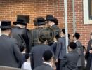 Main image for כ"ק אדמו"ר מסאטמאר שליט"א מסדר קידושין ביי אחד מחסידיו אין קרית יואל 