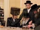 כ"ק אדמו"ר מסאטמאר שליט"א איז זיך משתתף ביי א חתונה פון אחד מחסידיו 