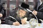 מעמד הכנסת ספר תורה בראשות כ"ק  אדמו"ר מוויזניץ שליט"א לע"נ הרה"ח ר' נחמן הלר ז"ל 