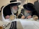 כ"ק אדמו"ר מסאטמאר שליט"א בסיום כתיבת ספר תורה דורך ר' שלום יוסף דייטש הי"ו 