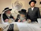 Main image for כ"ק אדמו"ר מסאטמאר שליט"א בסיום כתיבת ספר תורה דורך ר' שלום יוסף דייטש הי"ו 