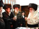 פולע גאלערי: יארצייט פון הרה"ק מצאנז  זצ"ל ביי בנו מ"מ כ"ק אדמו"ר מצאנז שליט"א 