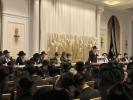 אסיפה פאר אלפי תלמידי הישיבות פון לעיקוואד איבער די שעדעליכקייט פון די טעכנאלאגישע כלים
