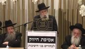 אסיפה פאר אלפי תלמידי הישיבות פון לעיקוואד איבער די שעדעליכקייט פון די טעכנאלאגישע כלים