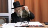 אסיפה פאר אלפי תלמידי הישיבות פון לעיקוואד איבער די שעדעליכקייט פון די טעכנאלאגישע כלים